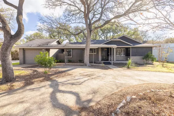 25 Woodcreek DR, Wimberley, TX 78676