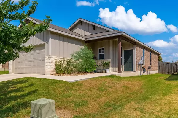 302 Eves Necklace DR, Buda, TX 78610