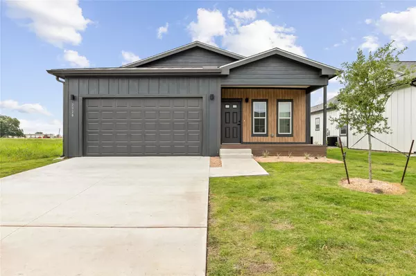 2028 Applewood DR, Lockhart, TX 78644