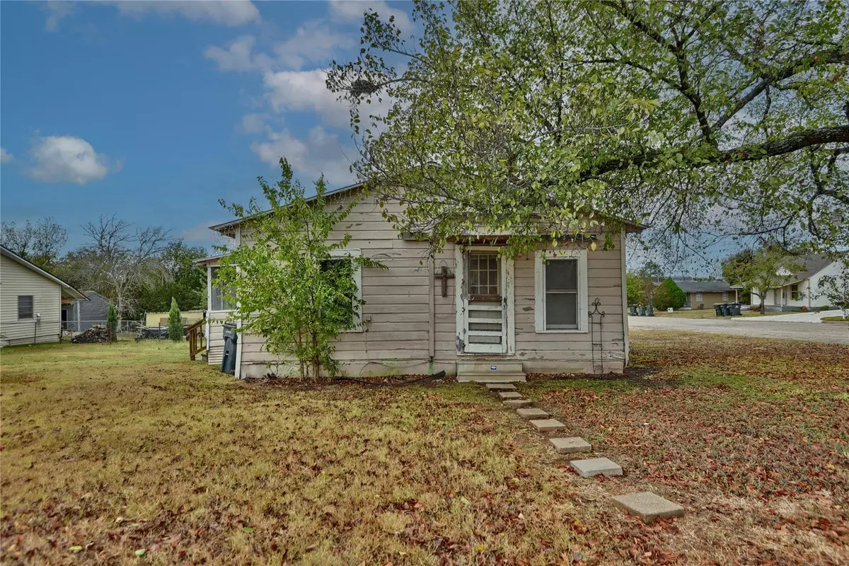 Giddings, TX 78942,207 S Waco ST