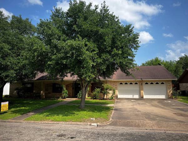 240 E Cynthia LN, La Grange, TX 78945