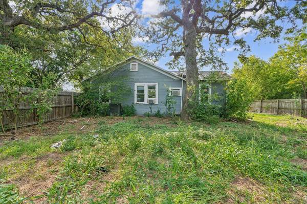 113 Elm Ave, Luling, TX 78648