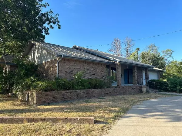 1811 Saylor ST, Goldthwaite, TX 78644