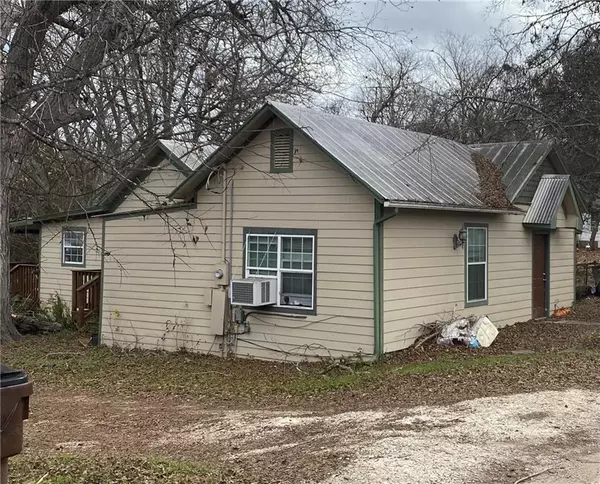 620 Red River ST, Lockhart, TX 78644