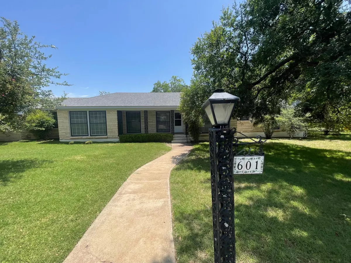 Lampasas, TX 76550,601 S Arnold ST S