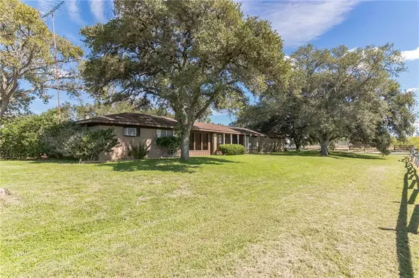 235 Lloyd LN, Schulenburg, TX 78956