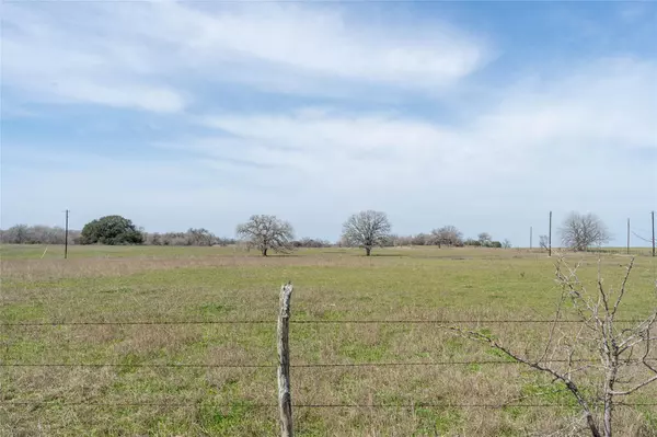 471 Arrow LN,  Luling,  TX 78648
