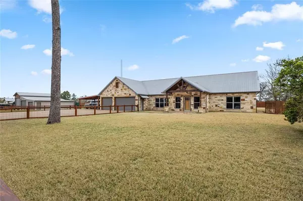 125 Village Forest DR, Smithville, TX 78957