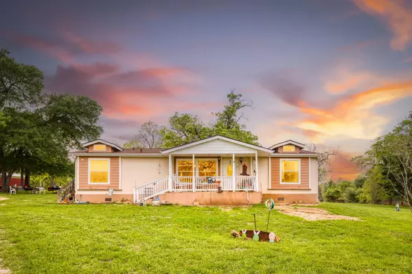 375 Coastal LN, Luling, TX 78648