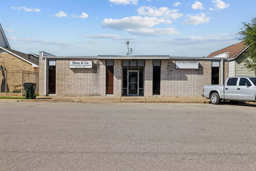 251 E Hempstead ST, Giddings, TX 78942