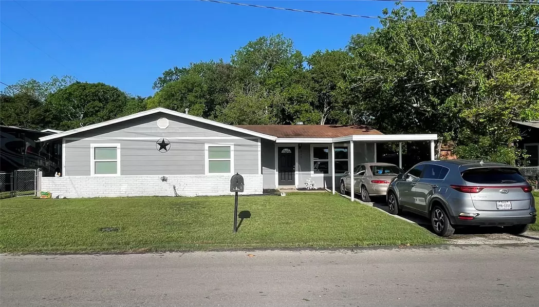 816 Boenig ST, Seguin, TX 78155