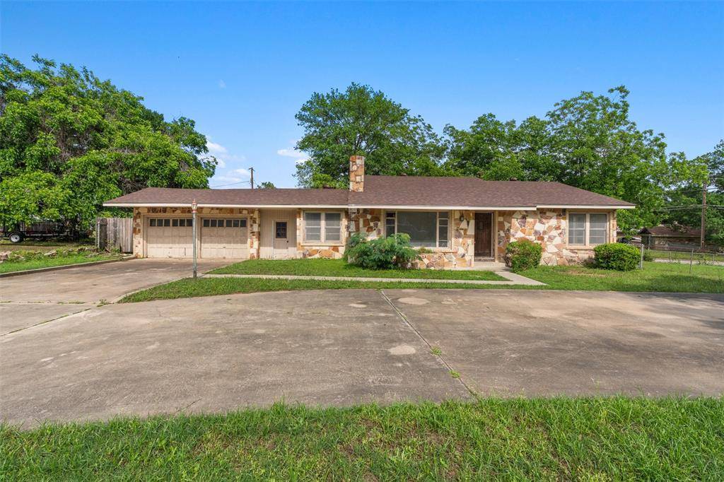 875 S Magnolia Ave, Luling, TX 78648