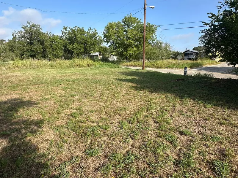 111 Martin ST, Luling, TX 78648