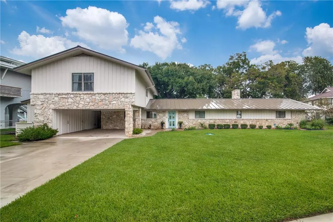 Mcqueeney, TX 78123,182 Royal George CIR