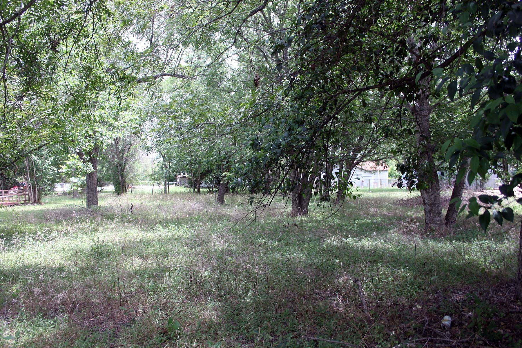 00 Laredo ST, Lockhart, TX 78644