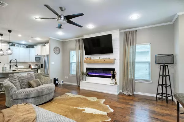 Taylor, TX 76574,609A W 7th ST