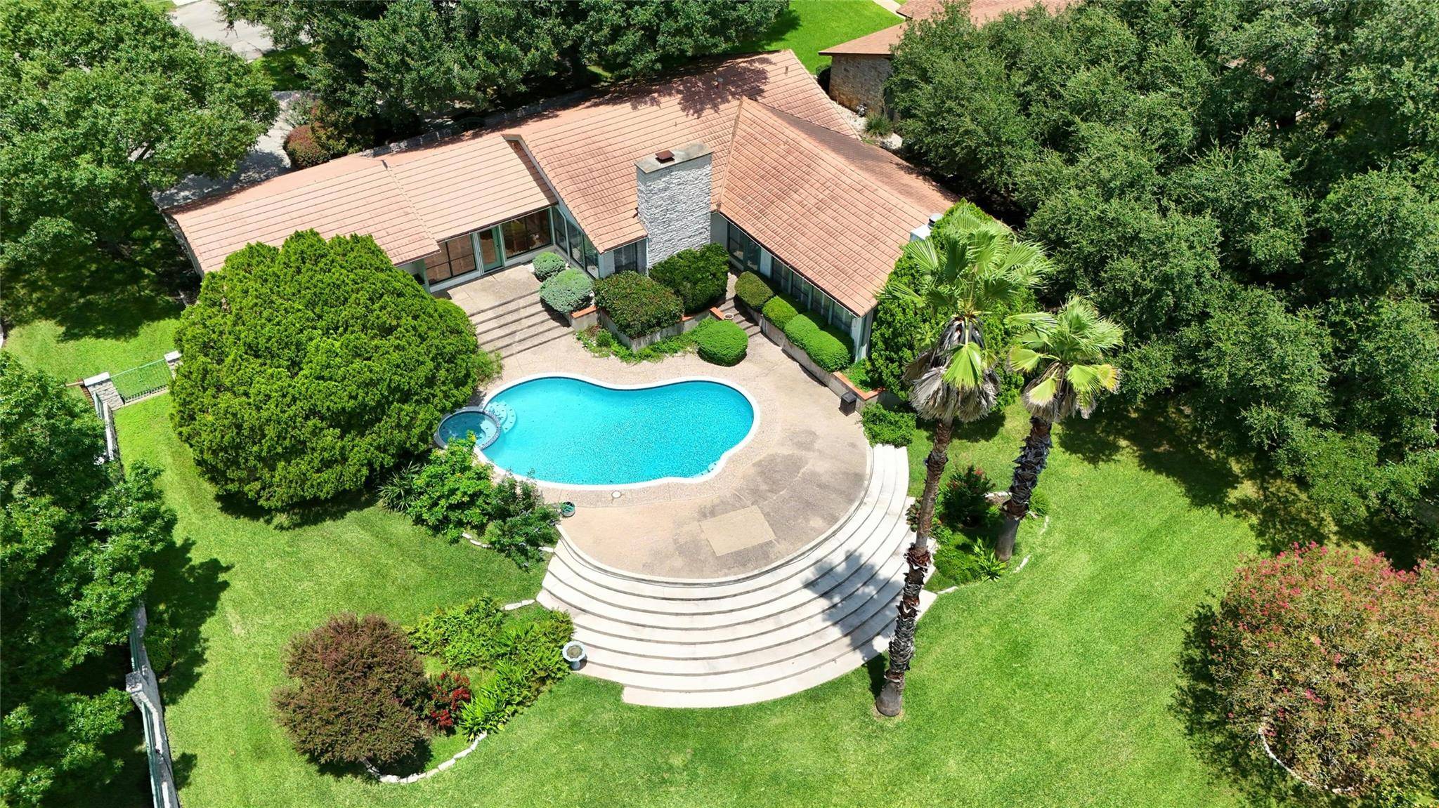 210 Oak Creek CIR, Luling, TX 78648