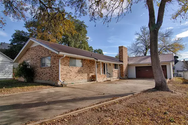 610 Paulus ST, Schulenburg, TX 78956