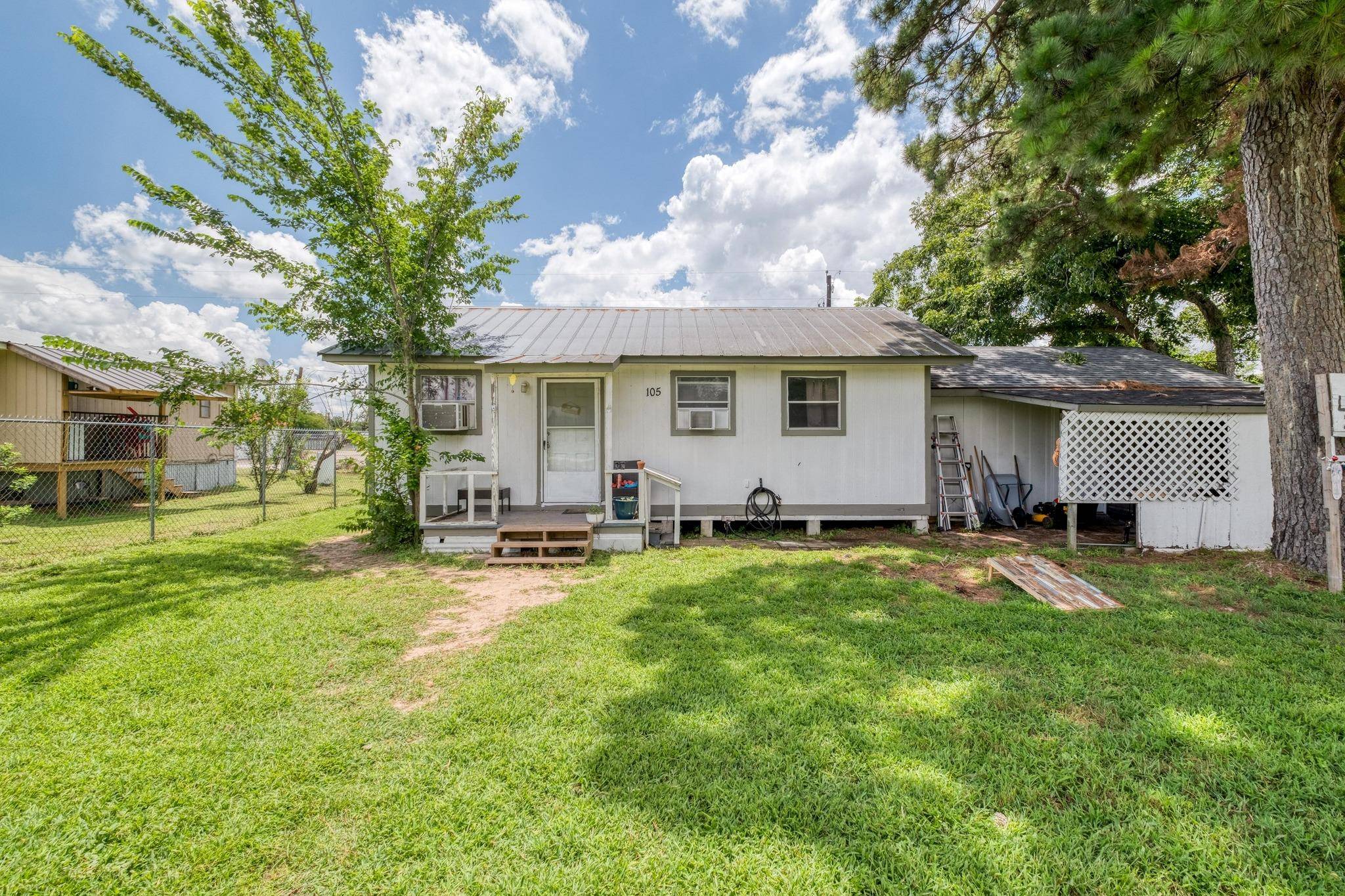 105 San Jacinto ST, Smithville, TX 78957