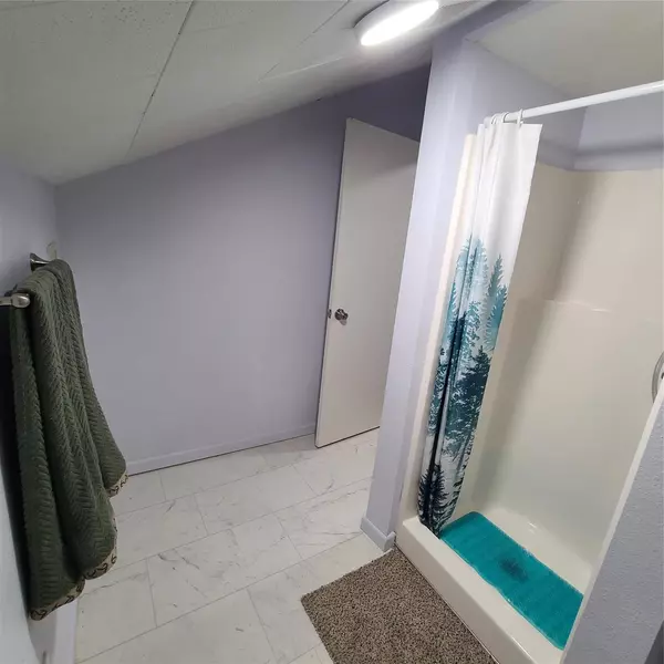 Giddings, TX 78942,615 E Washington ST