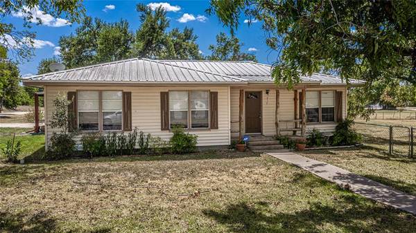 317 S 6th ST,  Lott,  TX 76656