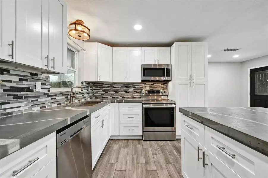 174 Hershal LN, Cedar Creek, TX 78612