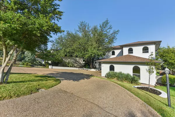 319 Hazeltine DR, Lakeway, TX 78734