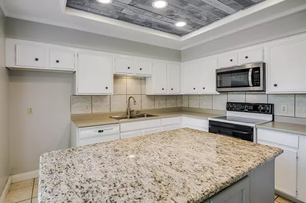 Lakeway, TX 78738,115 World Of Tennis SQ