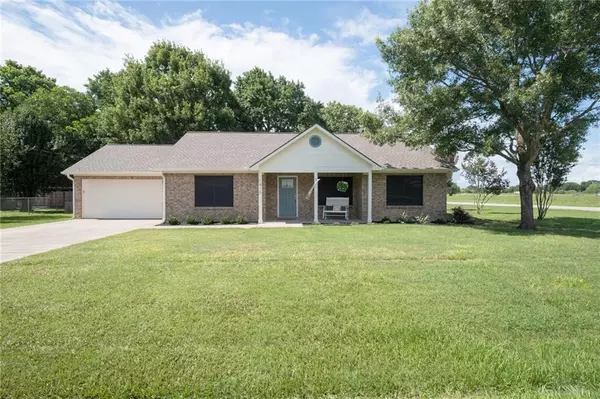 1415 Caldwell LN, Smithville, TX 78957