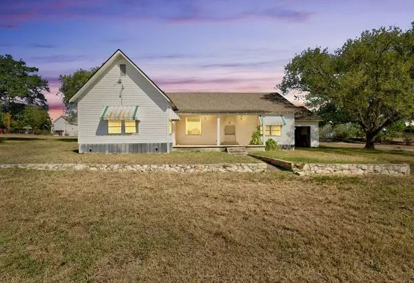 302 Willow Ave, Luling, TX 78648