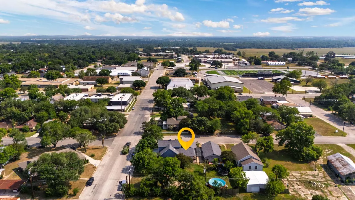 Luling, TX 78648,116 S Hackberry Ave