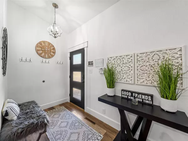 Fredericksburg, TX 78624,907 W Travis ST