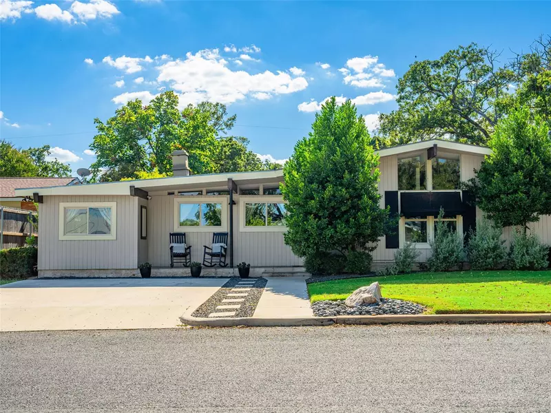 907 W Travis ST, Fredericksburg, TX 78624