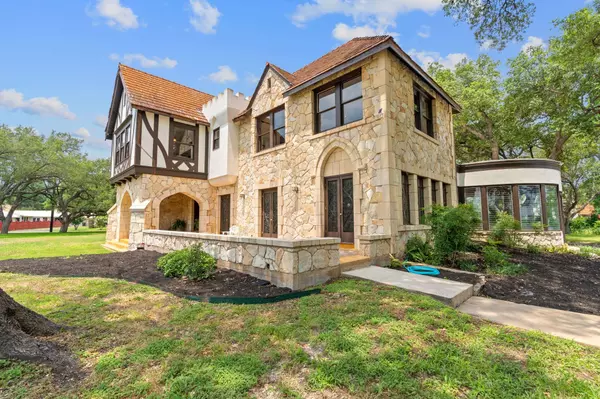 1125 Magnolia ST, Lockhart, TX 78644