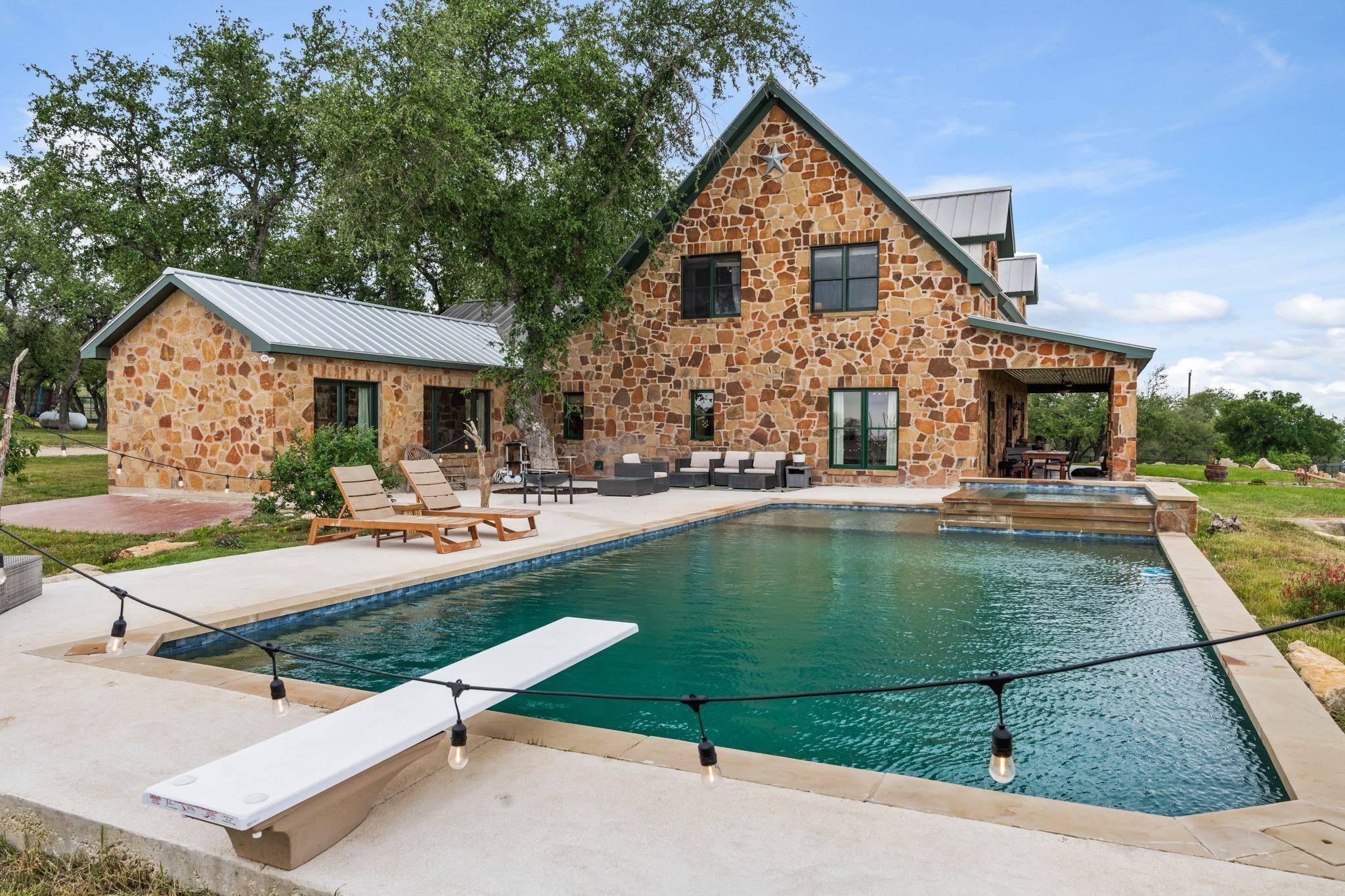 1526 Elm Ridge RD, Fredericksburg, TX 78624