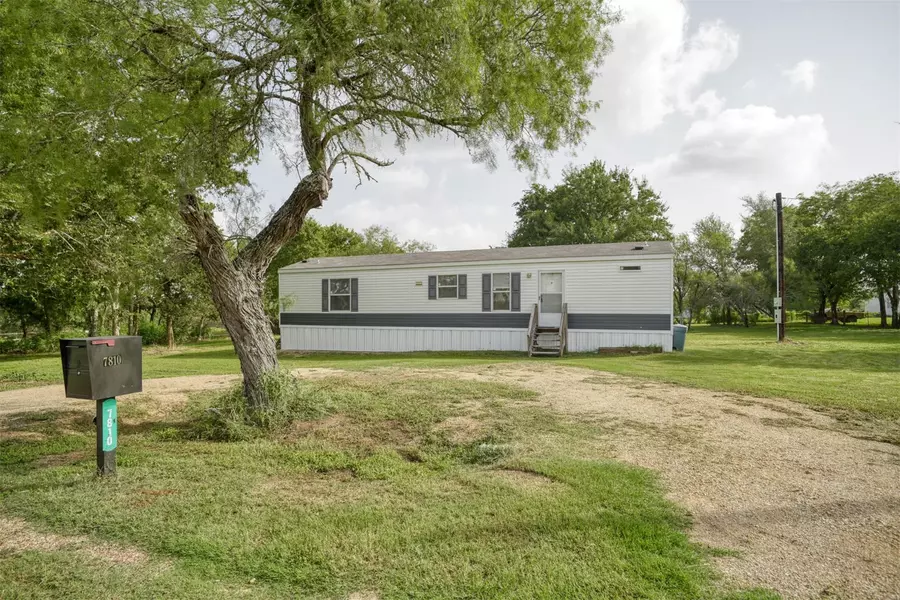 7810 Saint Charles ST, Flatonia, TX 78941