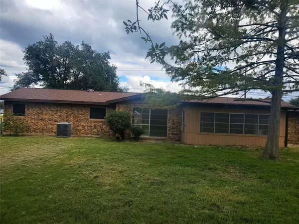 363 Edgewood Ave, Giddings, TX 78942