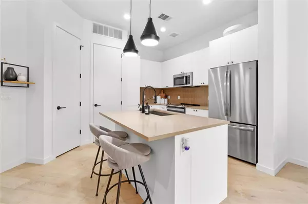 Austin, TX 78702,800 Embassy DR #421