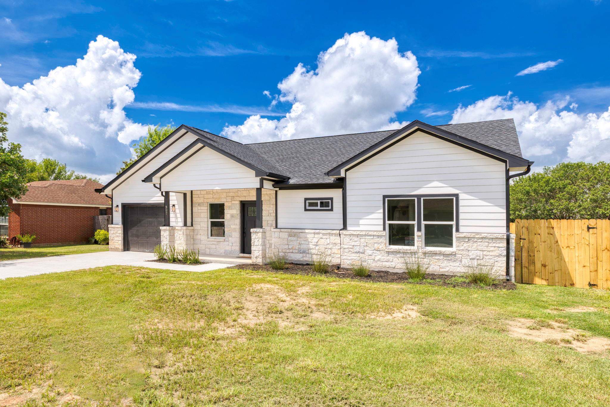 Lockhart, TX 78644,907 Fannin ST