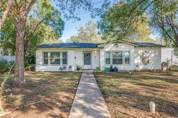 1068 E Walnut ST, Seguin, TX 78155