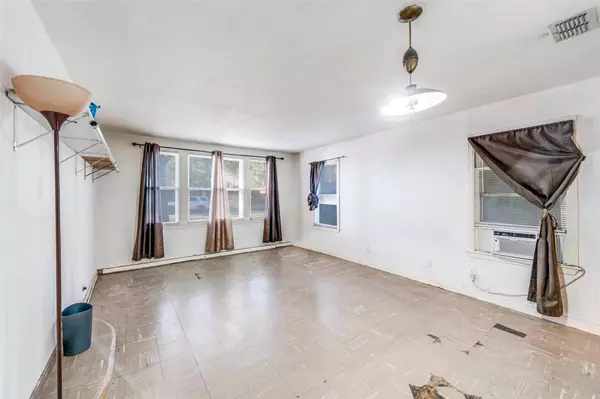 Seguin, TX 78155,1068 E Walnut ST