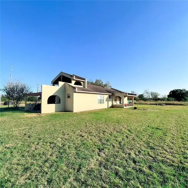 331 Greasy BND, Smithville, TX 78957