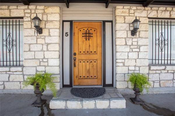 5 W Mesquite Ave, Rogers, TX 76569