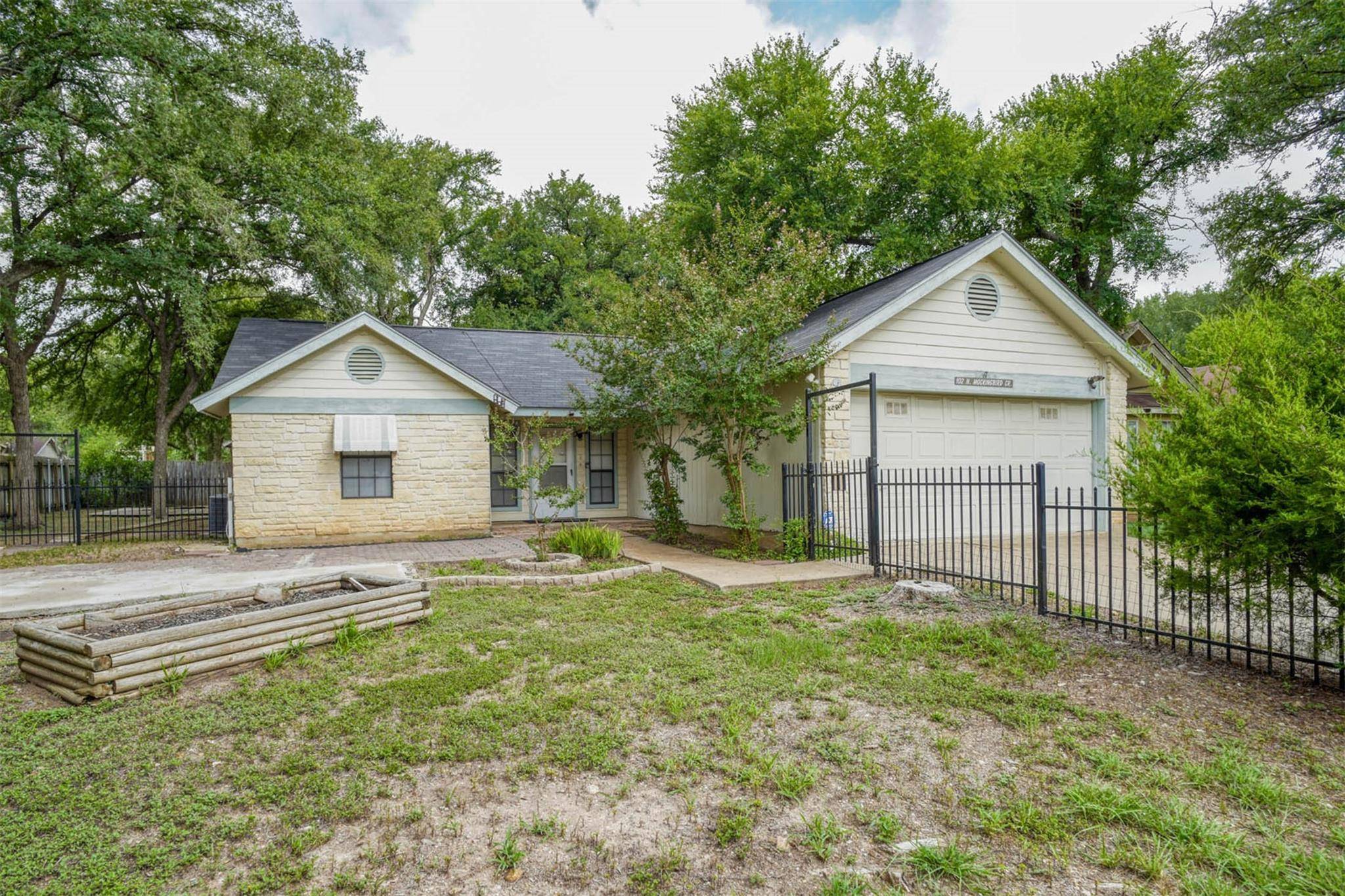 102 N Mockingbird CIR, Cedar Creek, TX 78612