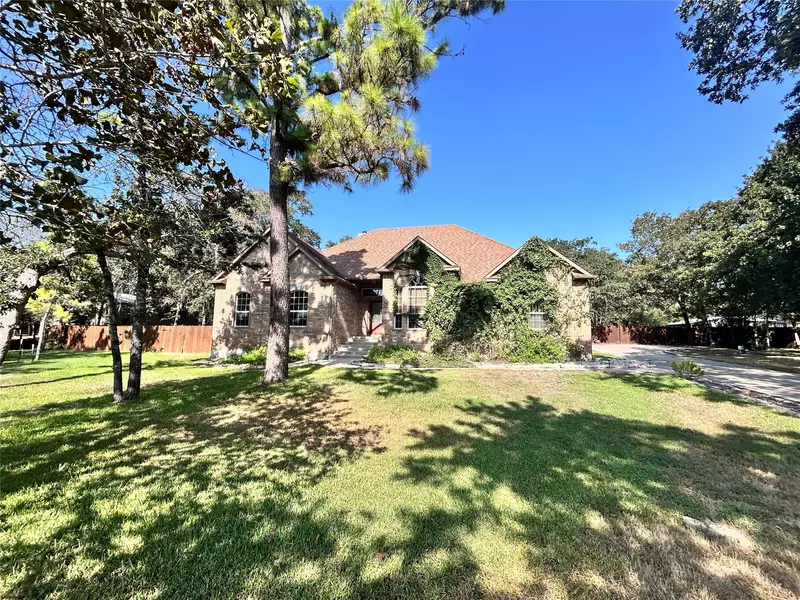 302 Arbors CIR, Elgin, TX 78621