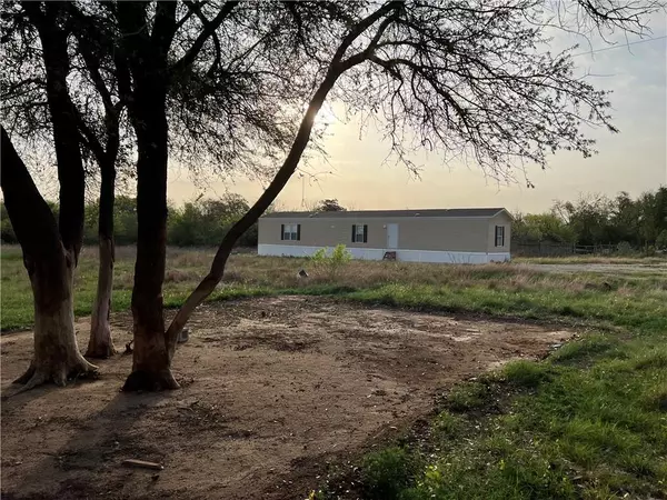 345 Meridian LN,  Luling,  TX 78648