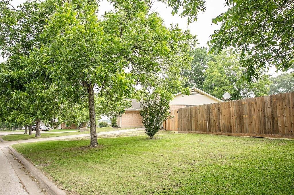 Brenham, TX 77833,215 Edward LN