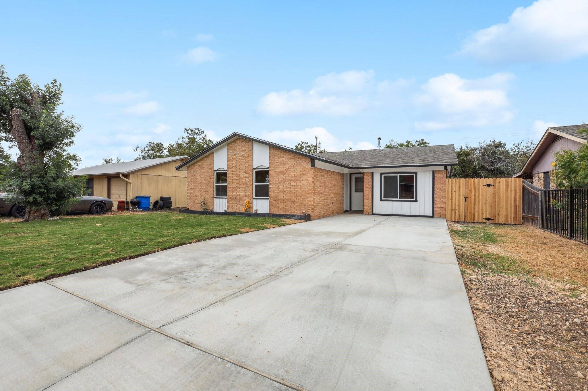 707 Mockingbird LN,  Taylor,  TX 76574