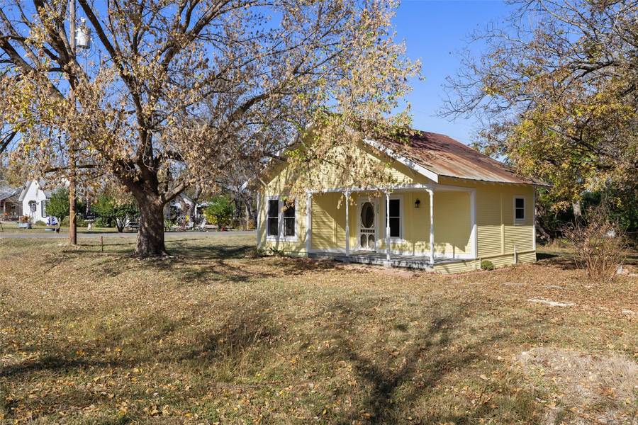 206 W Pecan ST, Johnson City, TX 78636