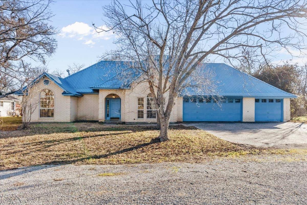 700 W Pietzsch ST, Bartlett, TX 76511